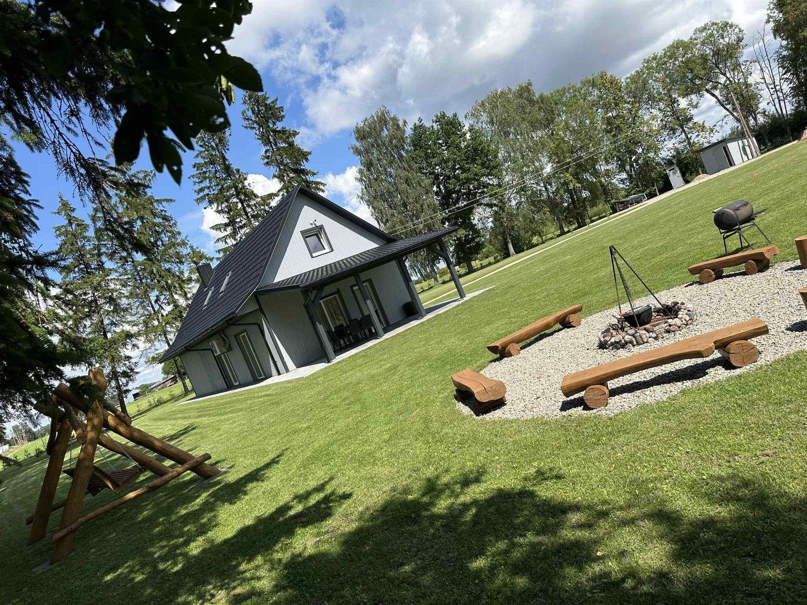 Sodyba su žalia pieva